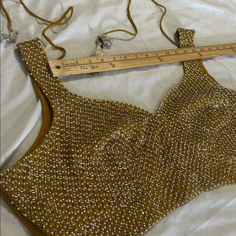 Lehenga charnyia choli yellow indian wedding wear gold. Net Duppatta
Pearls S. L - Picture 12 of 17